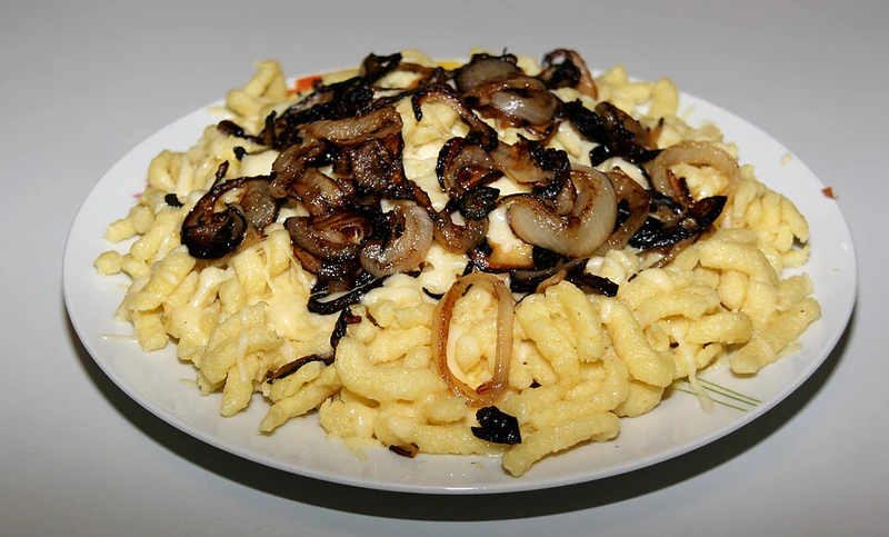 Käsespätzle bavarois aux oignons fondants