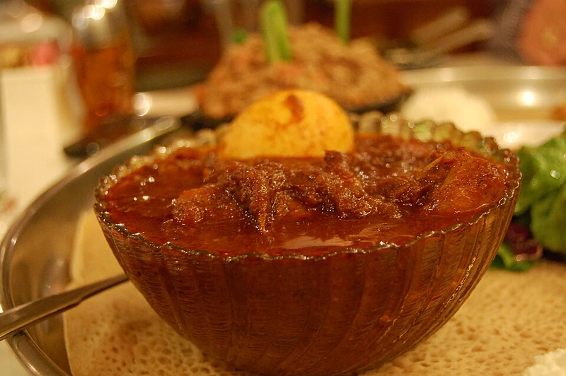 Doro wat éthiopien au berbéré et œufs