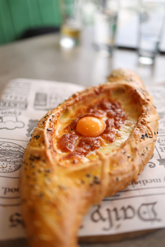 Khachapuri adjarien au fromage et œuf