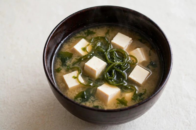 Soupe miso au tofu et wakamé