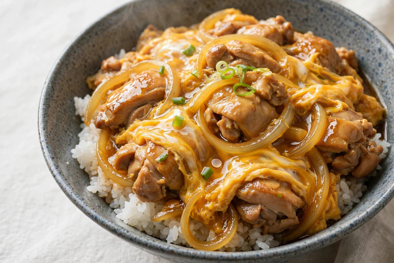 Oyakodon japonais au poulet et œuf