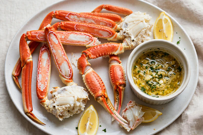 Crabe des neiges, beurre à l'ail fondu