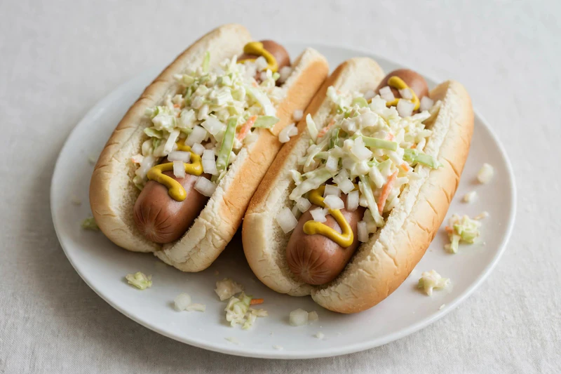 Hot-dog steamé garni à la montréalaise