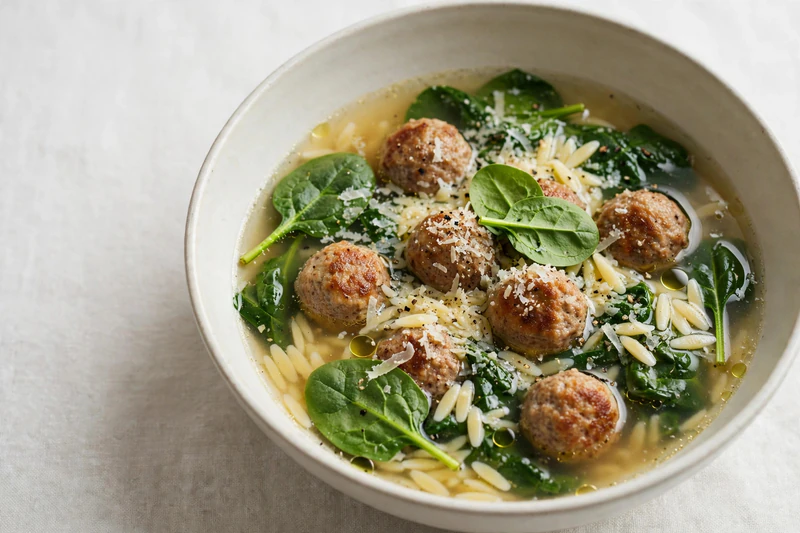 Soupe aux boulettes et aux épinards